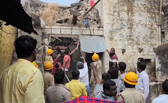 Karnataka: Four of family killed in roof collapse in Vijayapura amid heavy rain